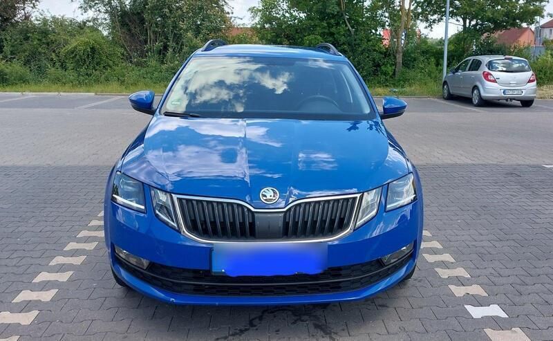 Blau Gebraucht 2018 Skoda Octavia Clever Kombi | 12.500 € (Fairer Preis) - Bild 1/4