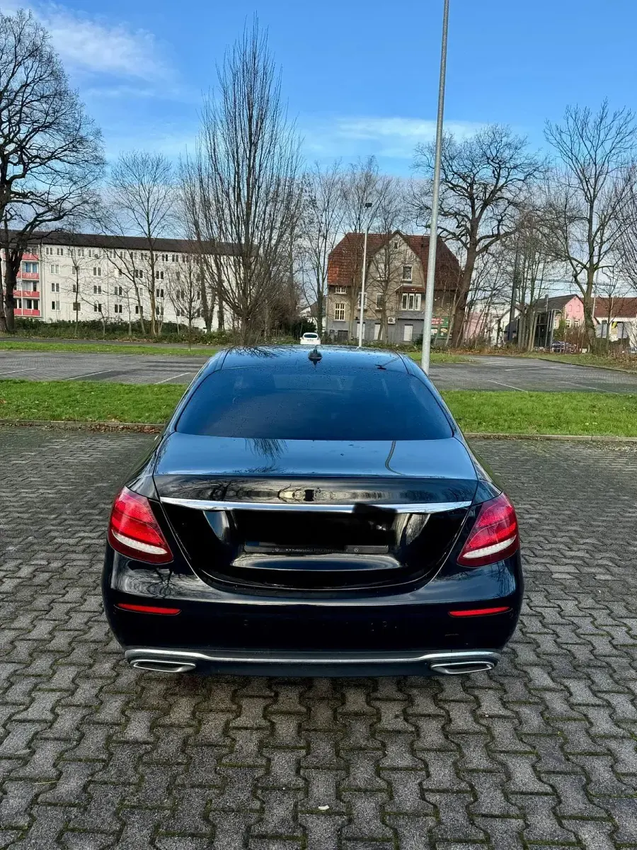 Gebraucht Mercedes E220 194 PS (142 kW) 2017 Schwarz Limousine