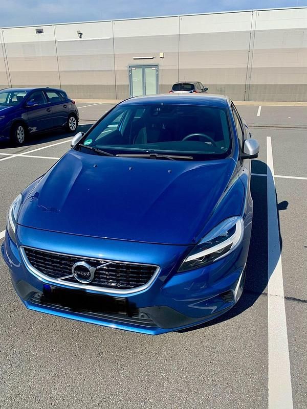 Blau Gebraucht 2016 Volvo V40 R-Design Kombi | 16.900 € - Bild 1/4