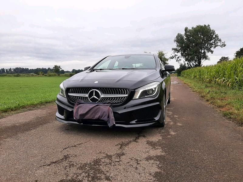 Schwarz Gebraucht 2016 Mercedes CLA180 Shooting Brake AMG line Kombi | 18.200 € (Fairer Preis) - Bild 1/4
