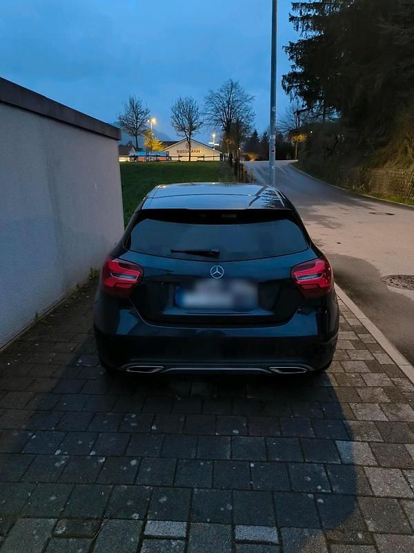 Gebraucht Mercedes A200 136 PS (100 kW) 2018 Blau Limousine
