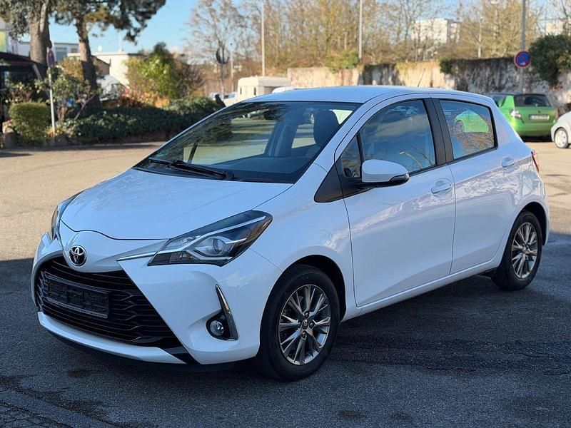 Weiß Gebraucht 2017 Toyota Yaris Comfort Kleinwagen | 9.990 € (Fairer Preis) - Bild 1/4