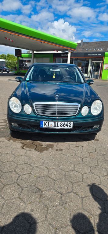 Grün Gebraucht 2004 Mercedes E280 Classic Limousine | 4.400 € (Fairer Preis) - Bild 1/4