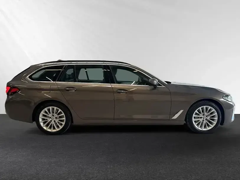 Gebraucht BMW 530e Luxury Line 292 PS (214 kW) 2021 Bmw individual alvitgrau metallic Kombi
