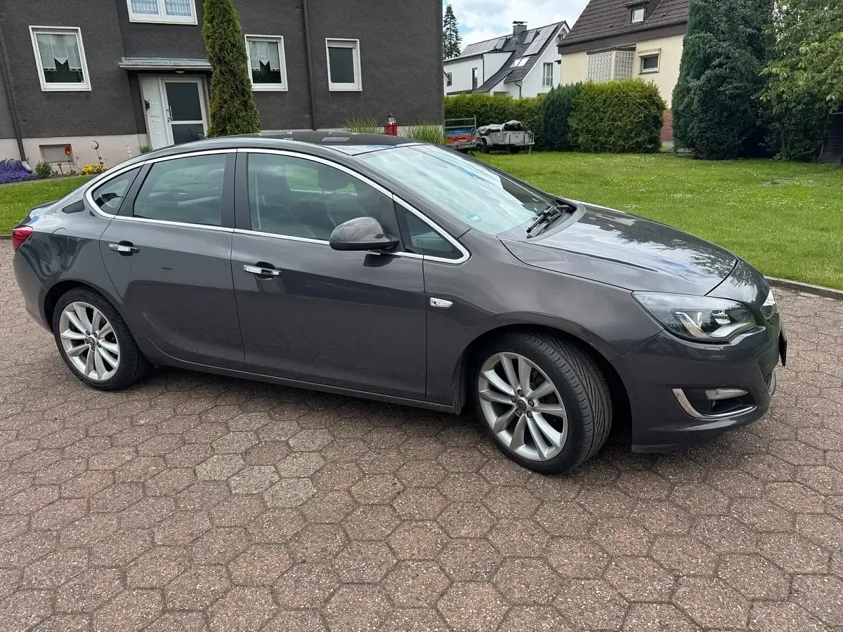 Gebraucht Opel Astra 140 PS (102 kW) 2012 Grau Limousine