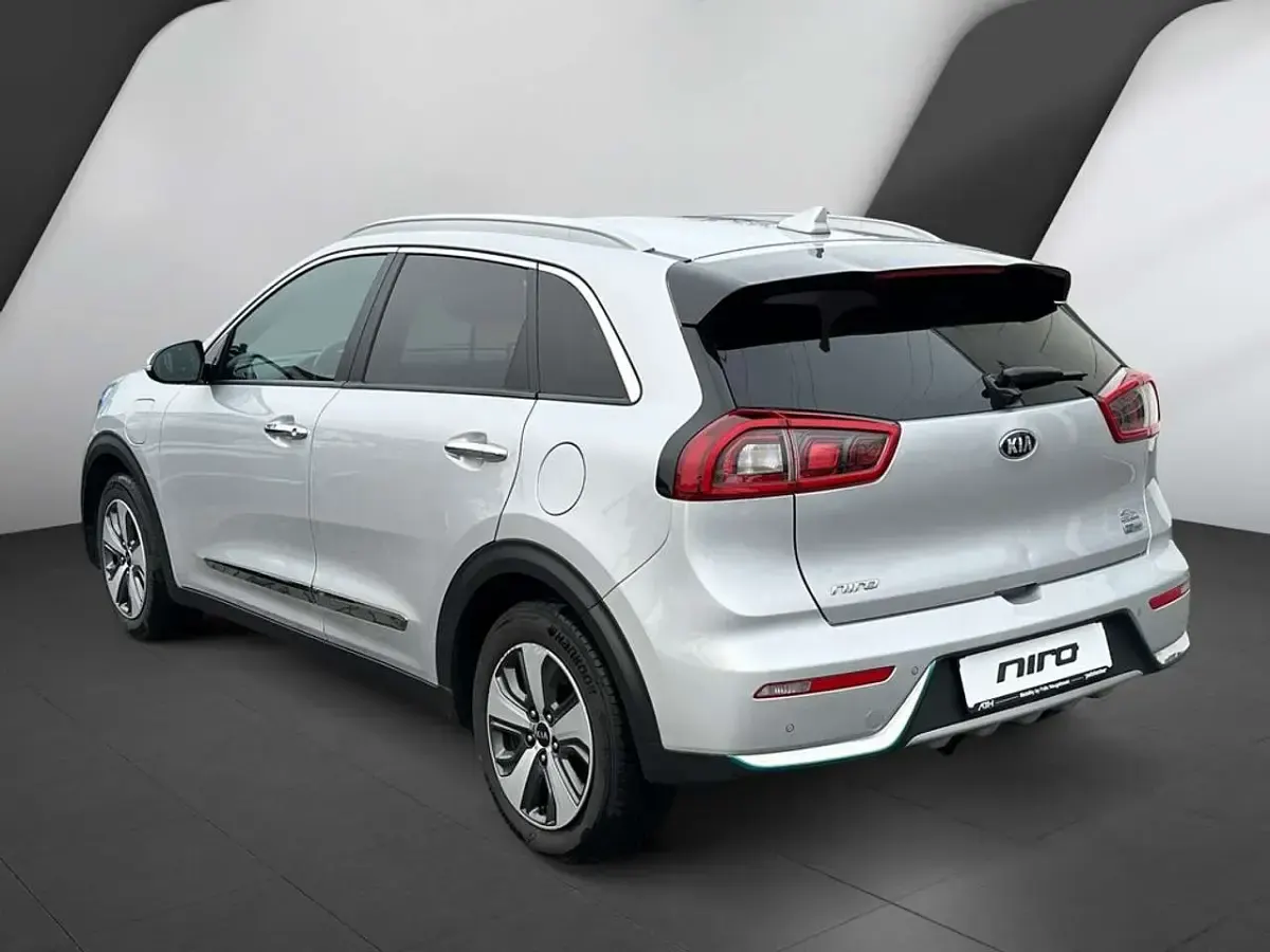 Używany Kia Niro Vision 141 KM (103 kW) 2018 Srebrny SUV