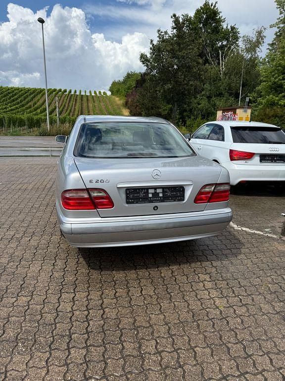 Gebraucht Mercedes E200 Classic 163 PS (119 kW) 2001 Silber Limousine