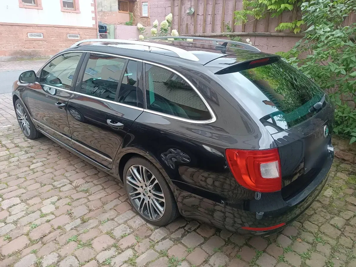 Gebraucht Skoda Superb Elegance 170 PS (125 kW) 2012 Schwarz Kombi