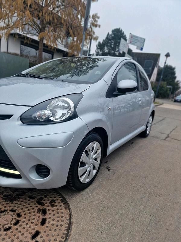 Gebraucht Toyota Aygo 68 PS (50 kW) 2013 Grau Kleinwagen