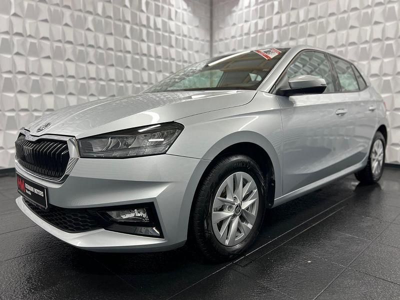 Silber Gebraucht 2023 Skoda Fabia Ambition Limousine | 16.890 € (Fairer Preis) - Bild 1/4