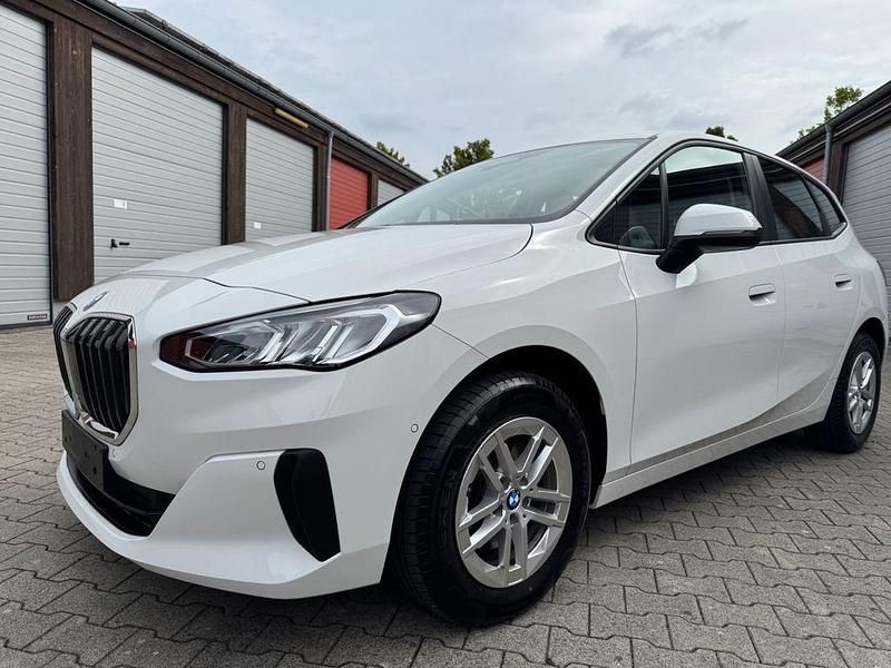 Weiß Gebraucht 2022 BMW 218 Active Tourer Van / Kleinbus | 21.390 € (Superpreis) - Bild 1/4