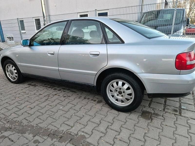 Second-hand Audi A4 125 CP (91 kW) 1999 Argintiu Berlinǎ