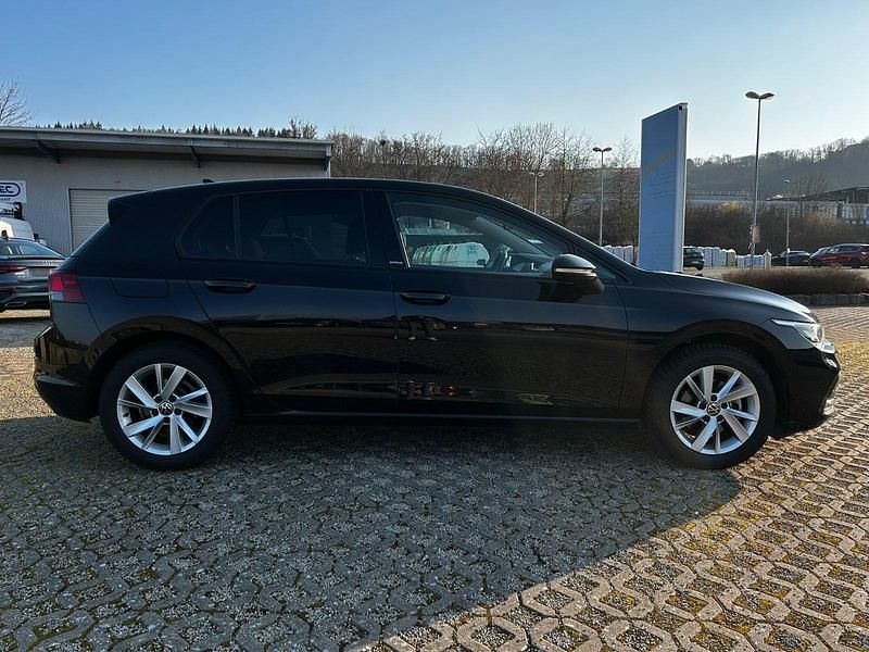 Gebraucht VW Golf VIII Active 110 PS (80 kW) 2021 Schwarz Limousine