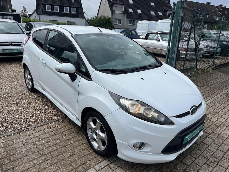 Frostweiß Gebraucht 2012 Ford Fiesta Champions Edition Kleinwagen | 2.999 € (Guter Preis) - Bild 1/4