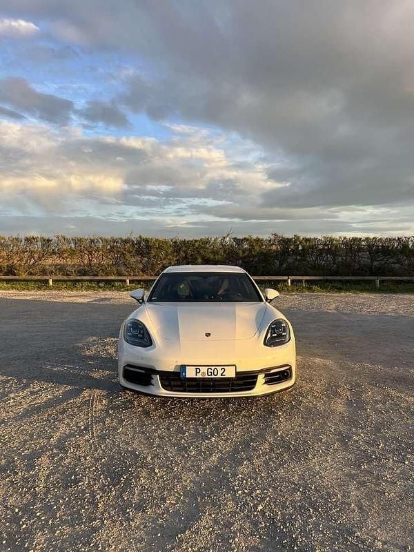 Weiß Gebraucht 2018 Porsche Panamera Sport Turismo Limousine | 61.900 € (Fairer Preis) - Bild 1/4