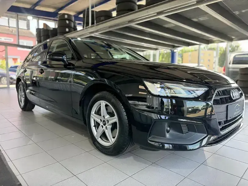 Gebraucht Audi A4 Basis 163 PS (119 kW) 2023 Brillantschwarz Kombi