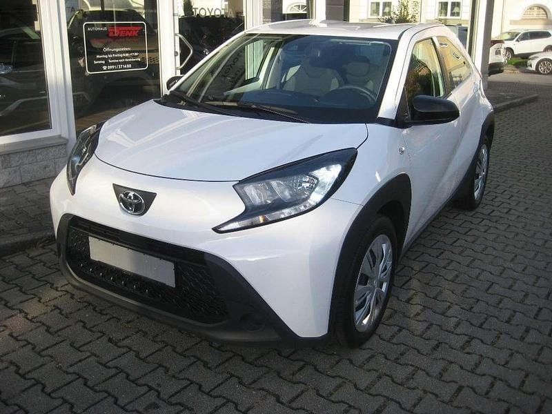 Gebraucht Toyota Aygo X X-play 72 PS (52 kW) 2022 040 schneeweiss SUV