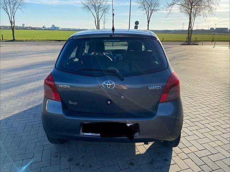 Gebraucht Toyota Yaris 86 PS (63 kW) 2008 Grau Kleinwagen