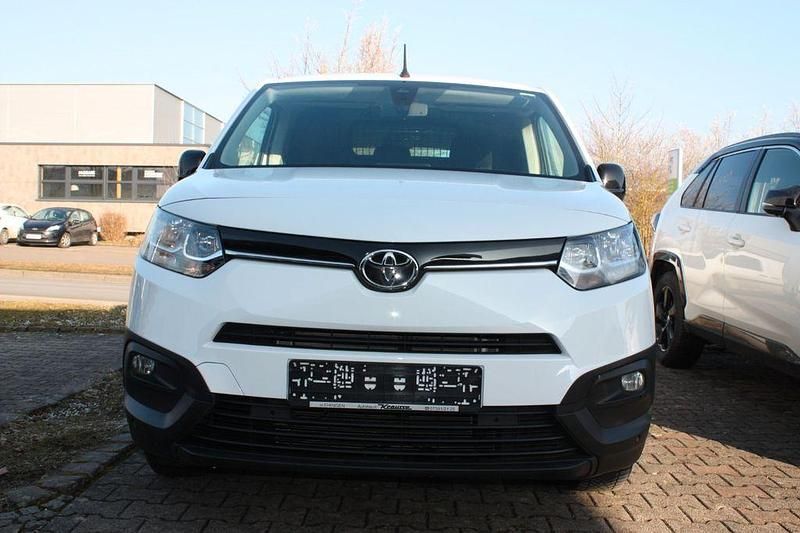 Gebraucht Toyota Proace 102 PS (75 kW) 2024 Weiß Van / Kleinbus