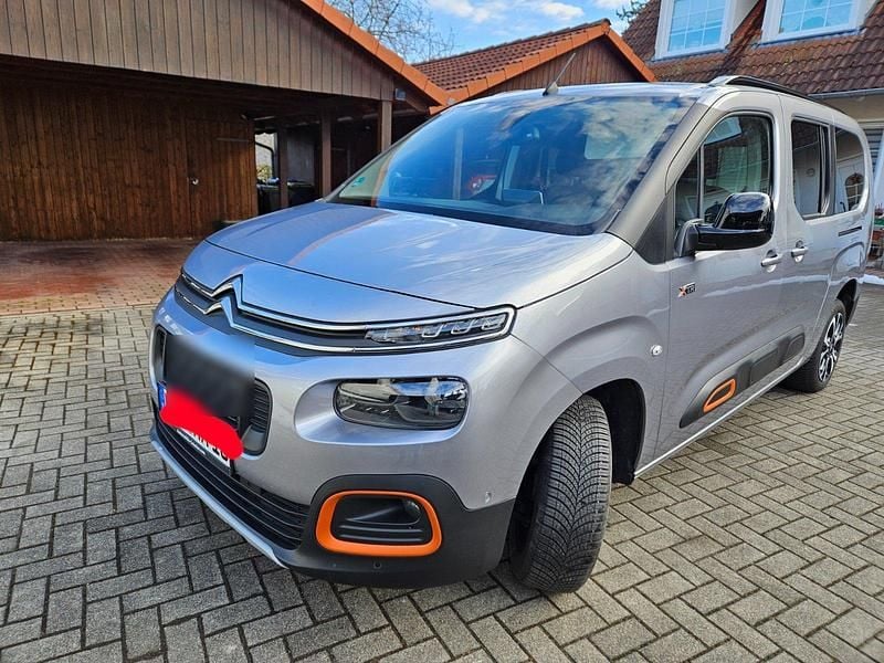 Grau Gebraucht 2024 Citroën Berlingo XTR Van / Kleinbus | 24.499 € (Superpreis) - Bild 1/4