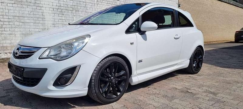 Casablancaweiss/saphirschwarz Gebraucht 2011 Opel Corsa Color Edition Kleinwagen | 6.150 € (Etwas zu teuer) - Bild 1/4