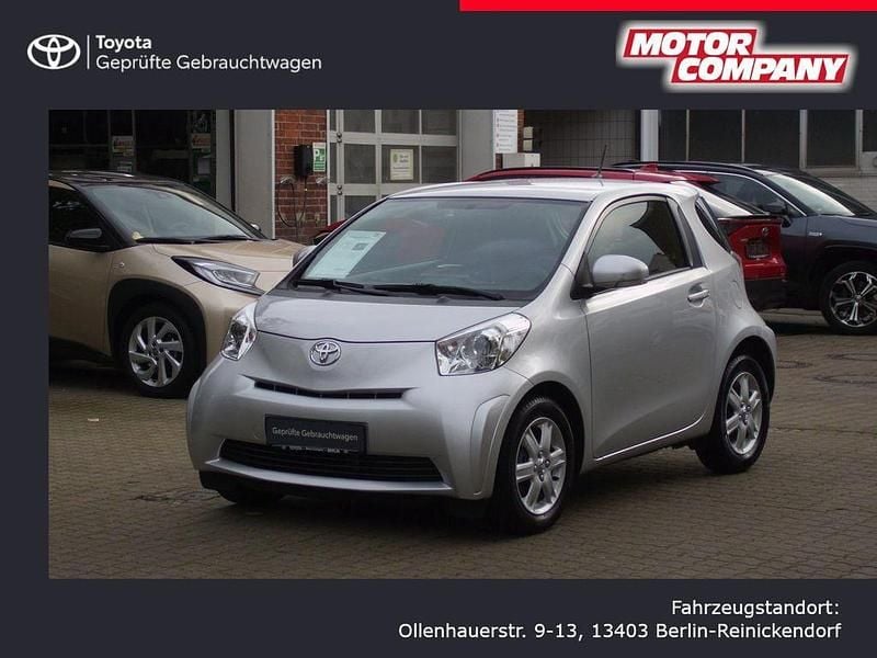 Platinsilber metallic Gebraucht 2014 Toyota iQ Basis Kleinwagen | 8.250 € (Etwas zu teuer) - Bild 1/4