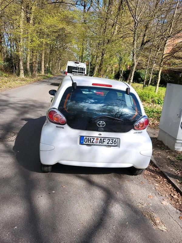 Gebraucht Toyota Aygo 68 PS (50 kW) 2012 Weiß Kleinwagen