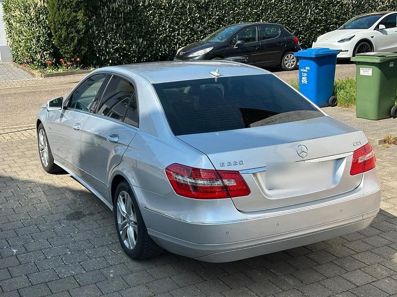 Gebraucht Mercedes E220 Avantgarde 170 PS (125 kW) 2009 Silber Limousine