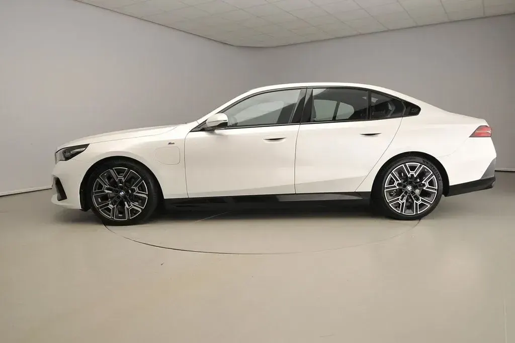 Gebraucht BMW 530e M Sport 299 PS (219 kW) 2025 Weiß Limousine