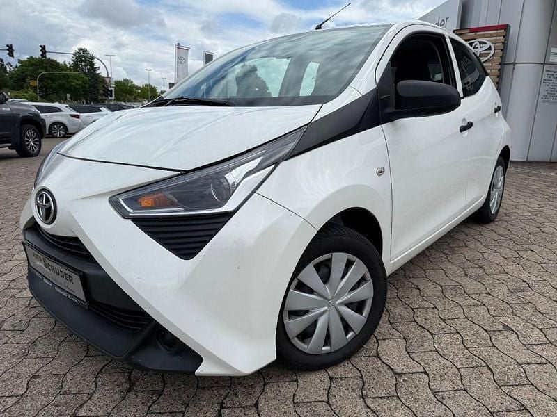 Weiß Gebraucht 2021 Toyota Aygo Business Edition Kleinwagen | 9.990 € (Fairer Preis) - Bild 1/4