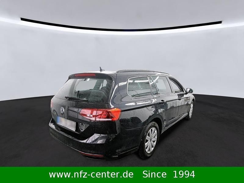 Gebraucht VW Passat Basis 122 PS (89 kW) 2022 Schwarz Kombi