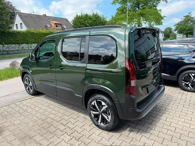 Neu Peugeot Rifter GT 131 PS (96 kW) 2026 Grün Van / Kleinbus