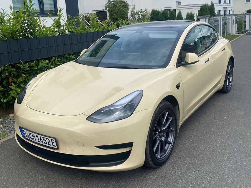 Weiß Gebraucht 2022 Tesla Model 3 Standard Range Plus Limousine | 28.450 € (Fairer Preis) - Bild 1/4