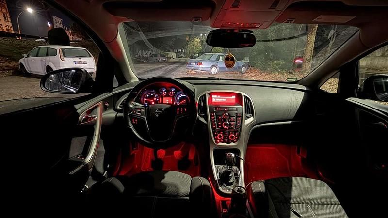 Gebraucht Opel Astra Edition 165 PS (121 kW) 2013 Limousine