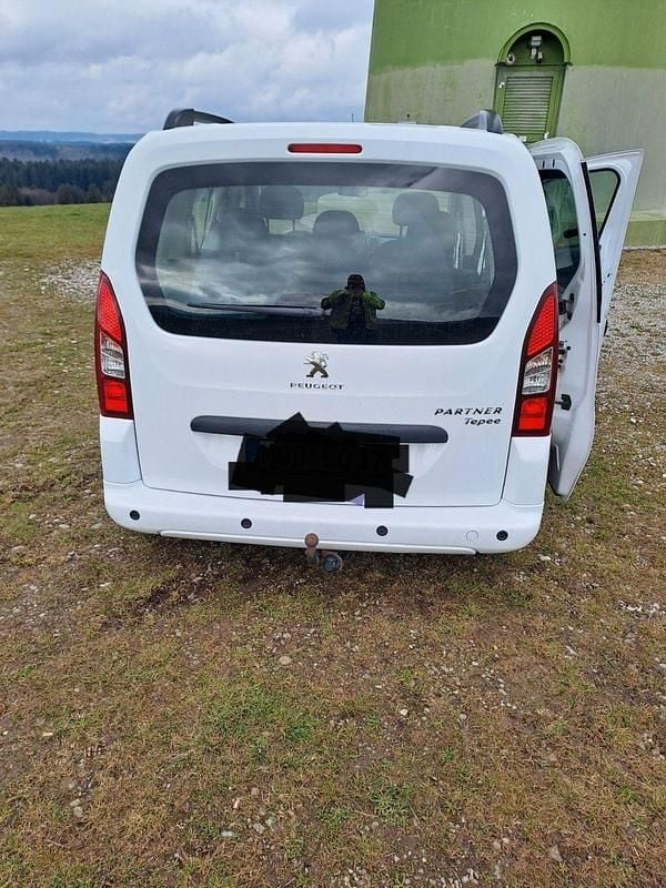 Gebraucht Peugeot Partner Tepee Active 120 PS (88 kW) 2018 Weiß Van / Kleinbus
