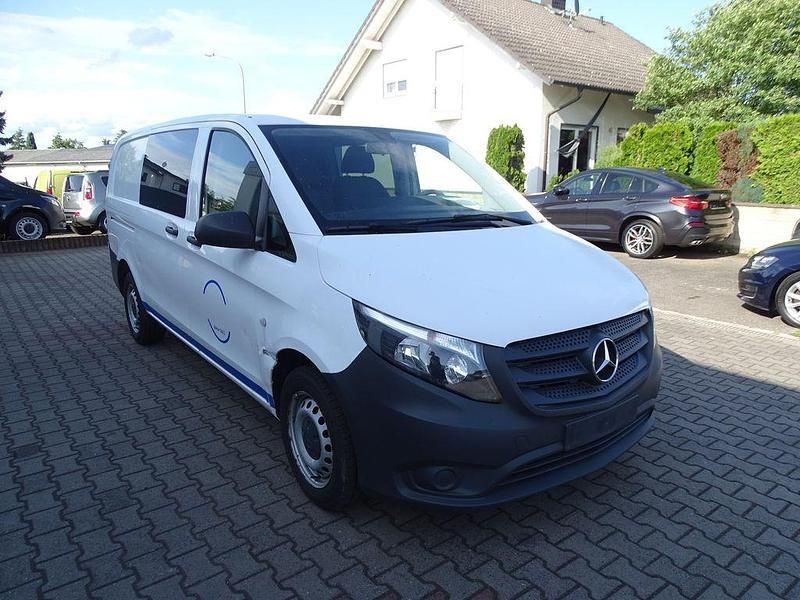 Arktikweiss Gebraucht 2020 Mercedes Vito Van / Kleinbus | 19.990 € (Guter Preis) - Bild 1/4