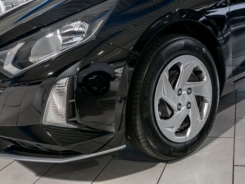 Gebraucht Hyundai i20 Select 107 PS (78 kW) 2025 Phantom black / met (schwarz) Limousine