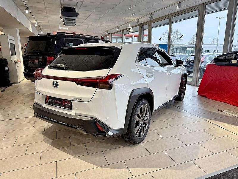 Neu Lexus UX 300h Sport Design Packet 199 PS (146 kW) 2026 Fuijiweiß glass flake SUV