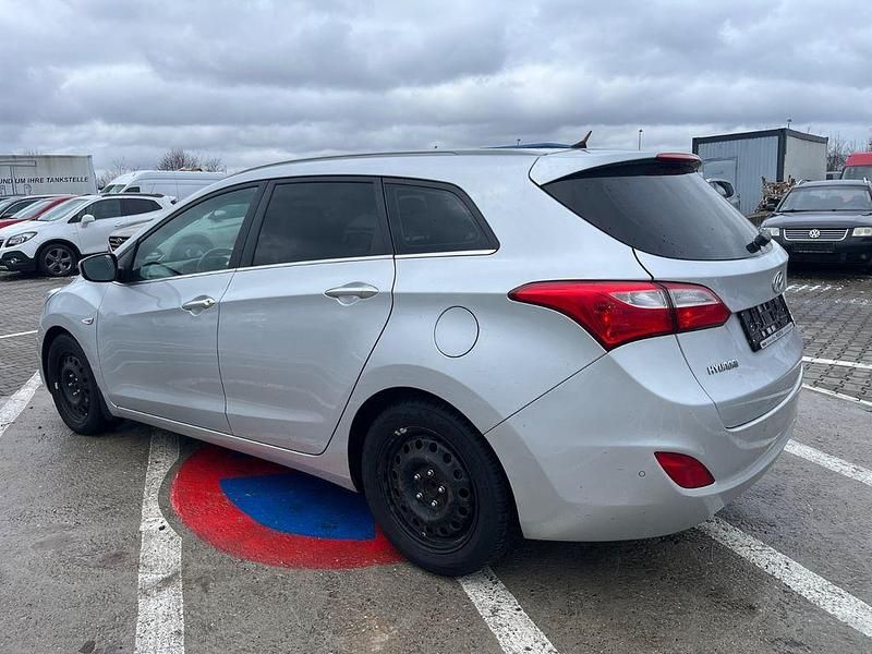 Gebraucht Hyundai i30 110 PS (80 kW) 2015 Silber Limousine