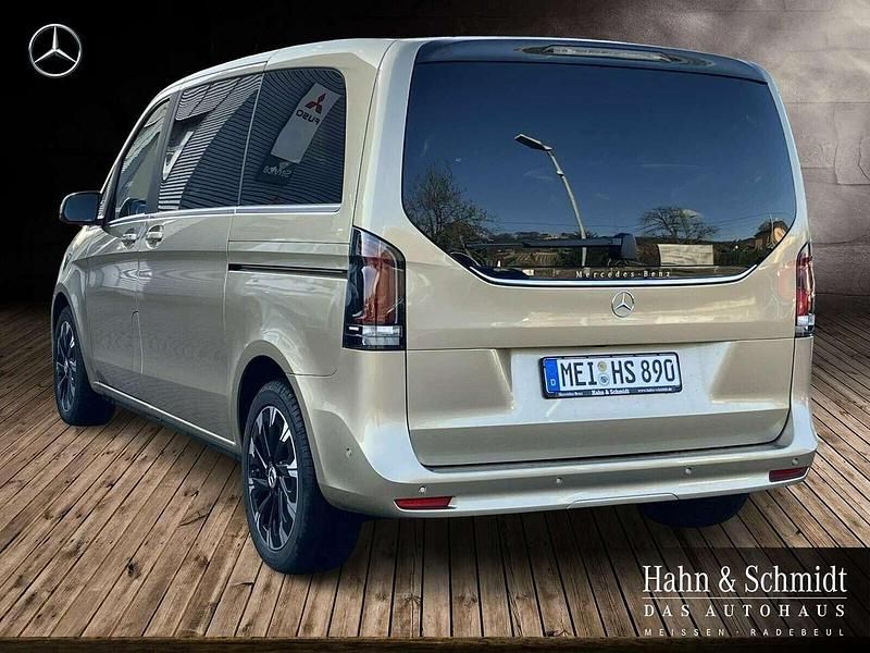 Gebraucht Mercedes V300 237 PS (174 kW) 2024 Kalaharigold met. Van / Kleinbus