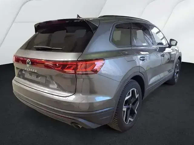 Gebraucht VW Touareg 231 PS (169 kW) 2025 Siliziumgrau metallic SUV
