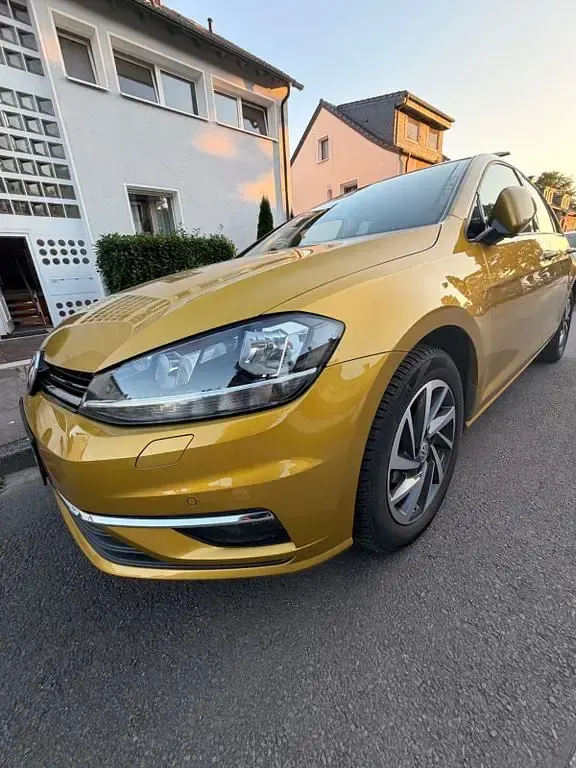 Gebraucht VW Golf VII Sound 110 PS (80 kW) 2018 Gold Limousine
