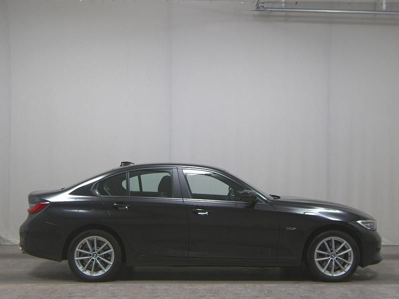 Black sapphire metallic Gebraucht 2021 BMW 320e Advantage Limousine | 23.980 € (Fairer Preis) - Bild 1/4