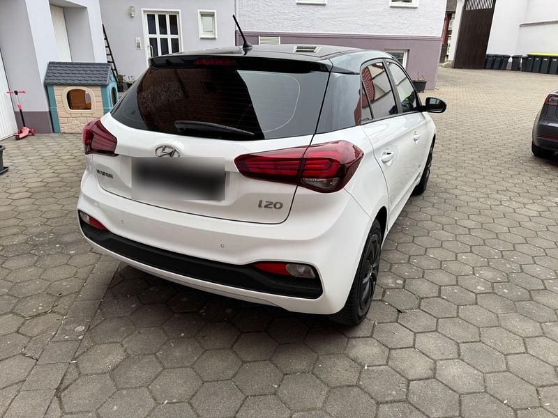 Gebraucht Hyundai i20 Trend 84 PS (61 kW) 2019 Weiß Kleinwagen