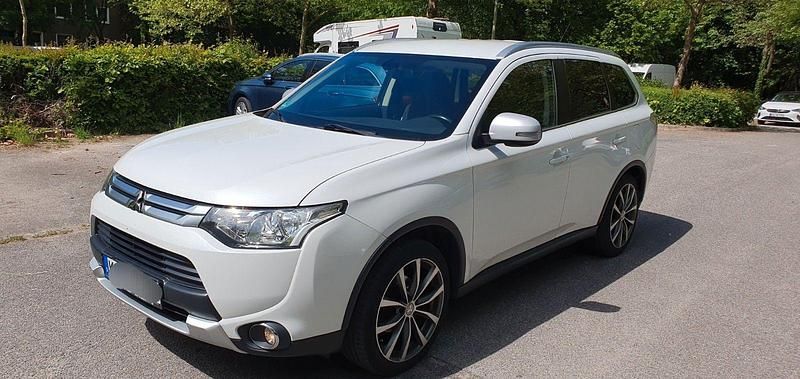 Weiß Gebraucht 2015 Mitsubishi Outlander Diamant Edition SUV | 10.500 € (Fairer Preis) - Bild 1/4
