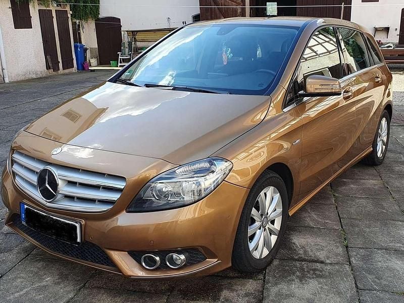 Beige Gebraucht 2012 Mercedes B180 Van / Kleinbus | 9.500 € (Superpreis) - Bild 1/4