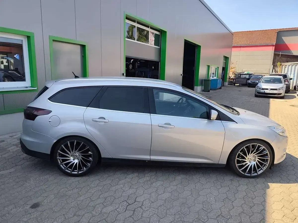 Gebraucht Ford Focus Titanium 163 PS (119 kW) 2011 Polarsilber metallic Kombi