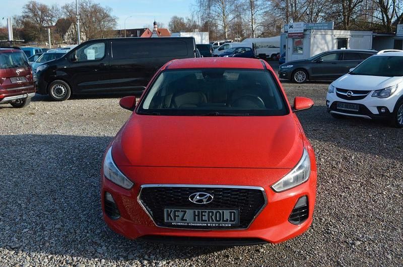 Rot Gebraucht 2018 Hyundai i30 Pure Limousine | 12.690 € (Fairer Preis) - Bild 1/4