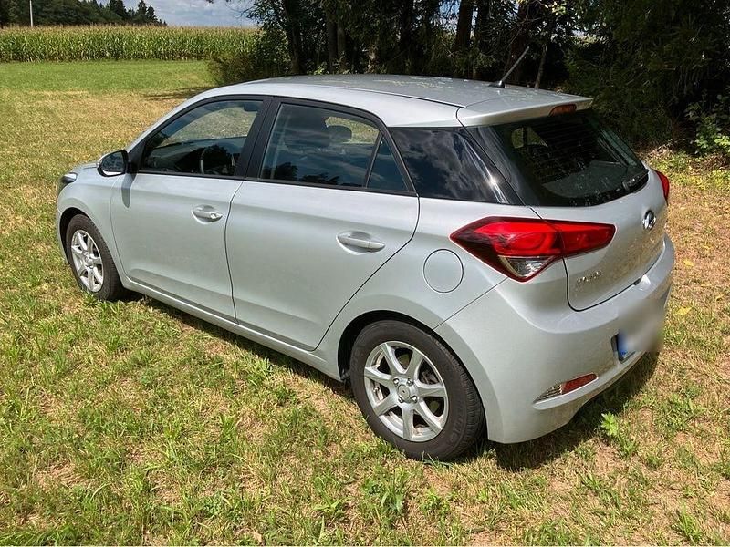 Silber Gebraucht 2018 Hyundai i20 Life Kleinwagen | 9.600 € (Guter Preis) - Bild 1/2