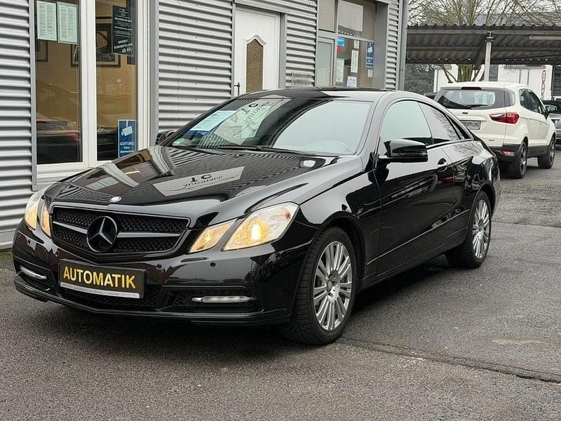 Schwarz Gebraucht 2011 Mercedes E200 Coupé | 12.990 € (Fairer Preis) - Bild 1/4